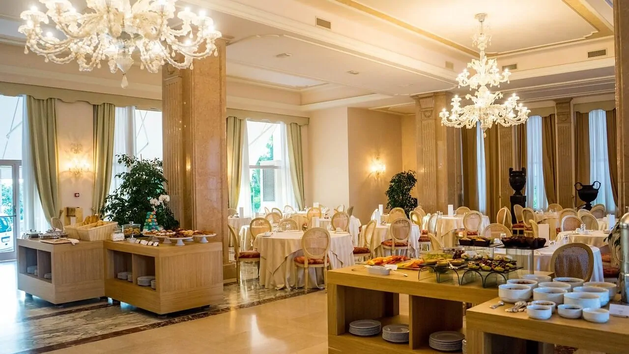 Ottimizzare lo spazio: idee per l’allestimento della sala colazioni in piccoli hotel